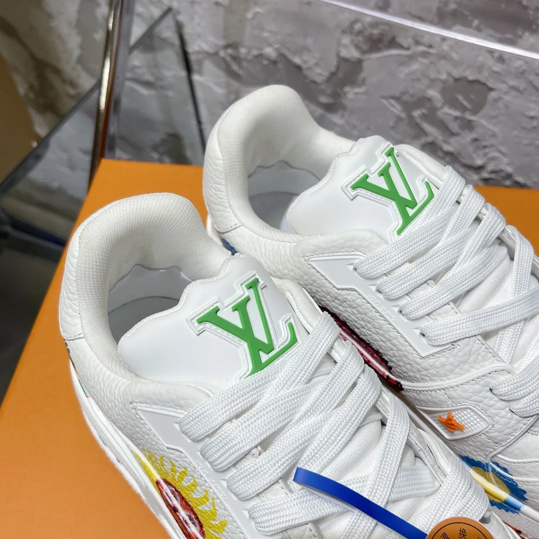 👟👟Ex-factory price 840👟👟 Couple code #𝐋𝐨𝐮𝐢𝐬𝐕𝐮𝐢𝐭𝐭𝐨𝐧 Ceiling purchase level! 𝐋𝐕 trainer "Limited series of casual sports basketball shoes for couples. Super fun, super childlike, crazy exciting💗Please distinguish from the currency in the market🙅🏻‍♀️ Ceiling level purchasing agency Full set of exquisite airplane box packaging Please look for our quality‼️ Please pay attention to distinguish the currency materials in the market! Original custom-made embossed grained calfskin for the upper (non-market superfiber leather) Everyone needs to distinguish) symmetrical old pattern washed denim, custom-made breathable mesh lining, T👟👟 ex-factory price U suction mold outsole. The material details and workmanship are all top-notch! Comes with exclusive exquisite gift box packaging🎁 SIZE: 35-44 (Male 38&45 46 custom-made, non-refundable)